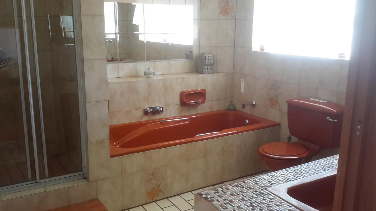 Chez Esme Guest House Roodepoort Ngoại thất bức ảnh